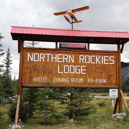 Northern Rockies Lodge Muncho Lake エクステリア 写真