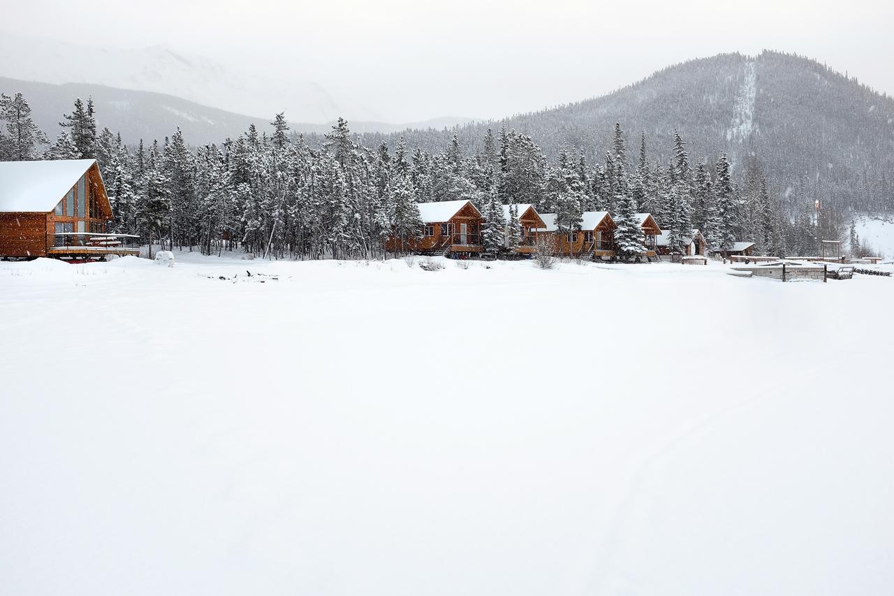 Northern Rockies Lodge Muncho Lake エクステリア 写真