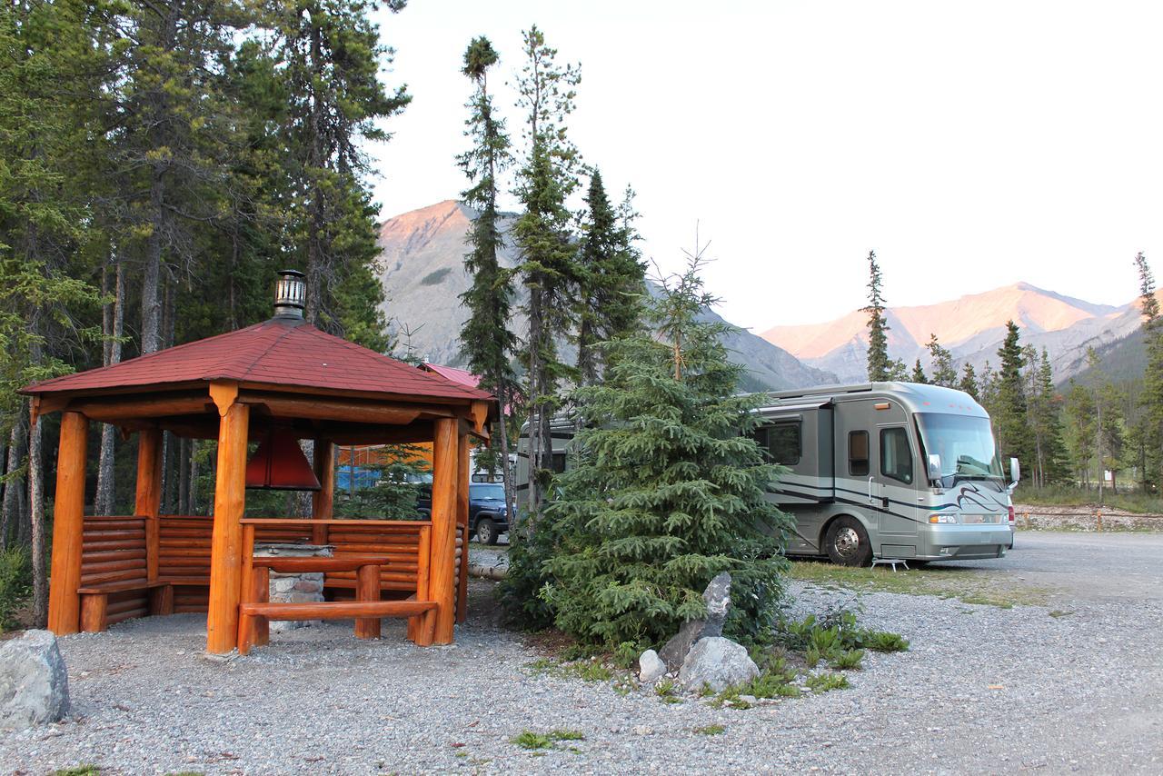 Northern Rockies Lodge Muncho Lake エクステリア 写真