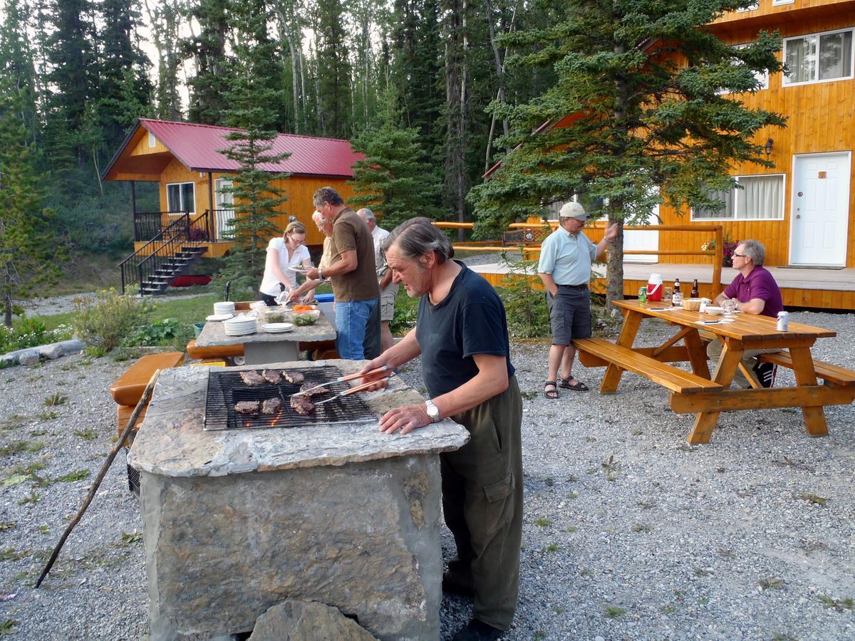 Northern Rockies Lodge Muncho Lake エクステリア 写真