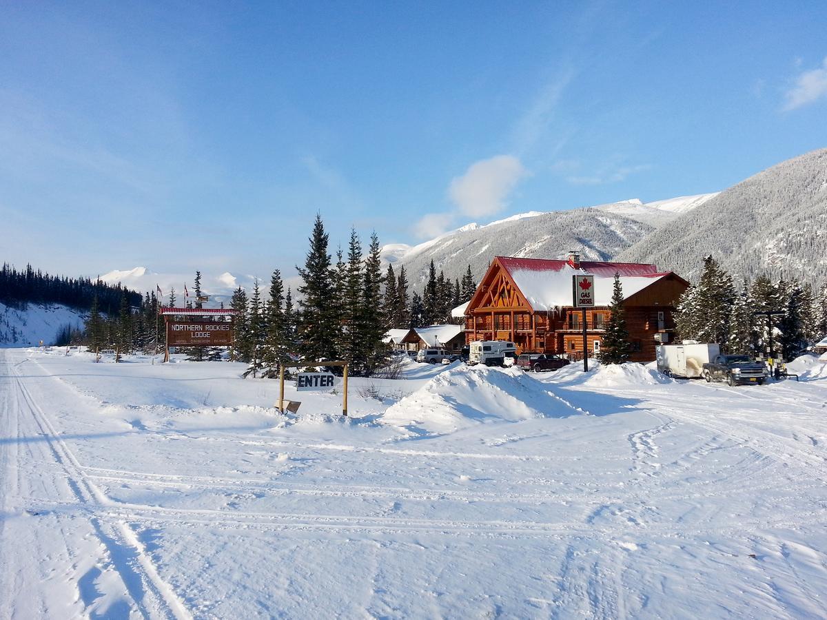 Northern Rockies Lodge Muncho Lake エクステリア 写真