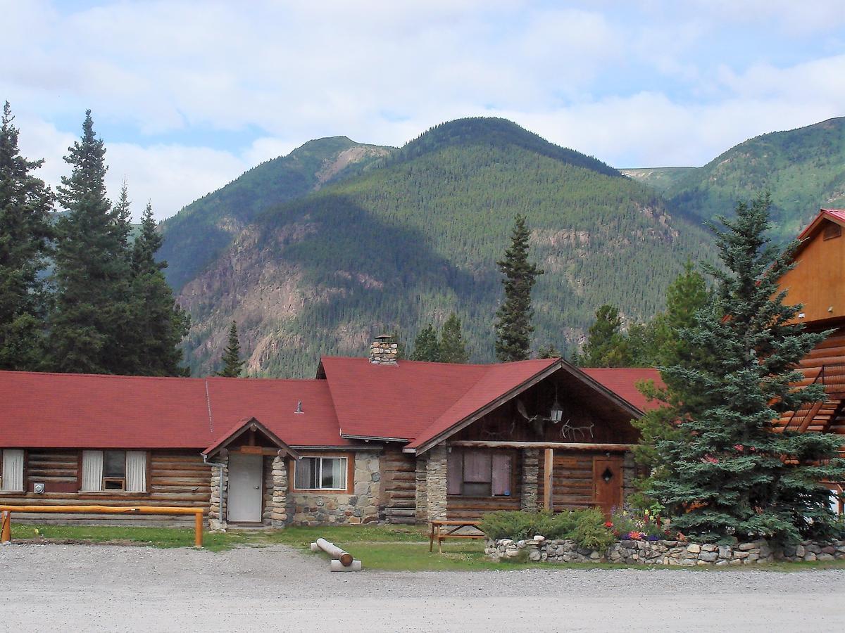 Northern Rockies Lodge Muncho Lake エクステリア 写真